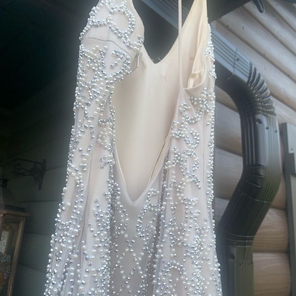 A beautiful gown in a blush cream color, size 6 - Picture 7 of 9